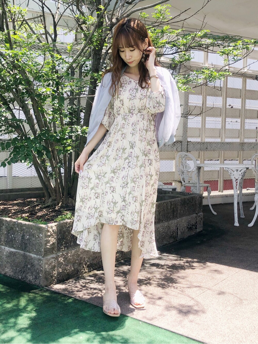 その他のサンダル、ブルー系のブルゾン、ホワイト系のワンピースを着用したレディースの夏コーディネートの2枚目の写真