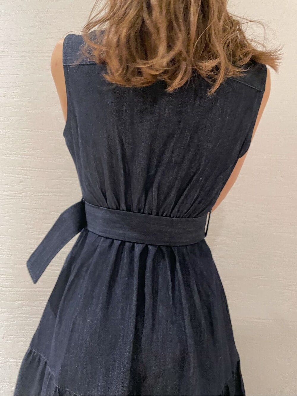 その他のサンダル、ブルー系のワンピースを着用したレディースの春コーディネートの6枚目の写真