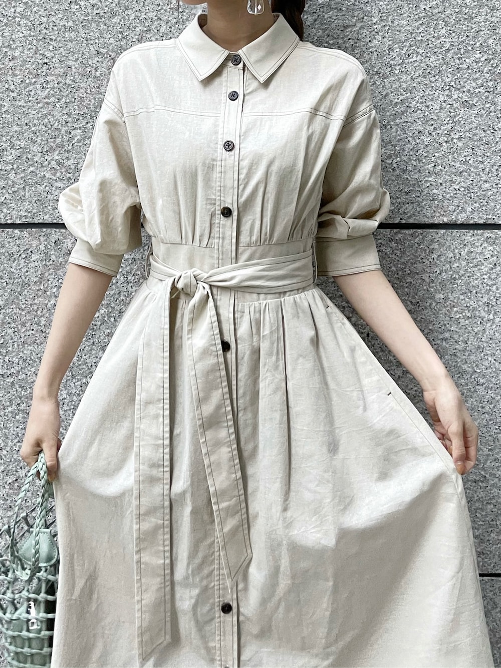 グリーン系のショルダーバッグ、ホワイト系のワンピース、その他のサンダルを着用したレディースの夏コーディネートの4枚目の写真