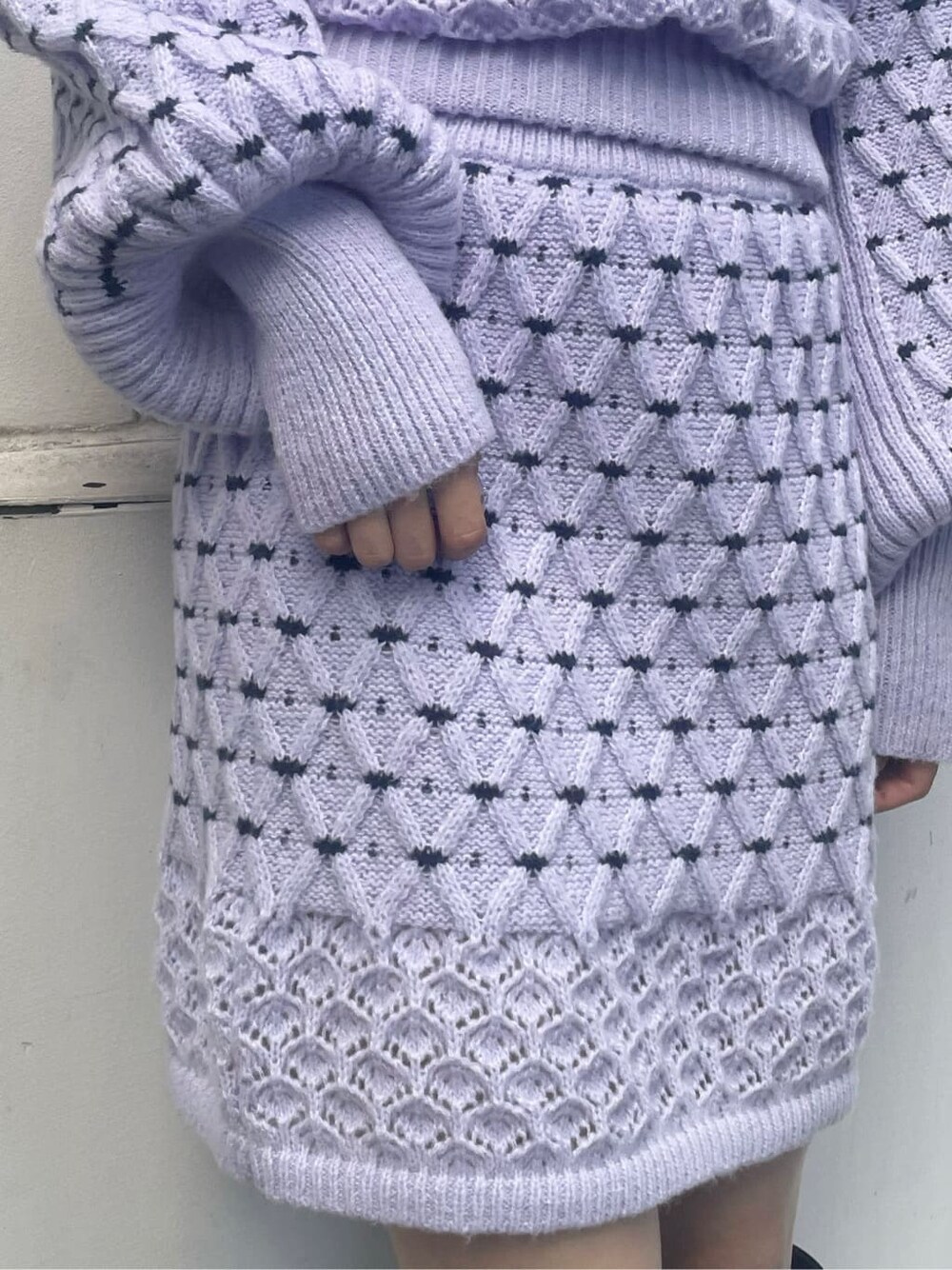 ベージュ系のブーツ、ブラック系のブーツ、ホワイト系のニット/セーターを着用したレディースの秋コーディネートの10枚目の写真