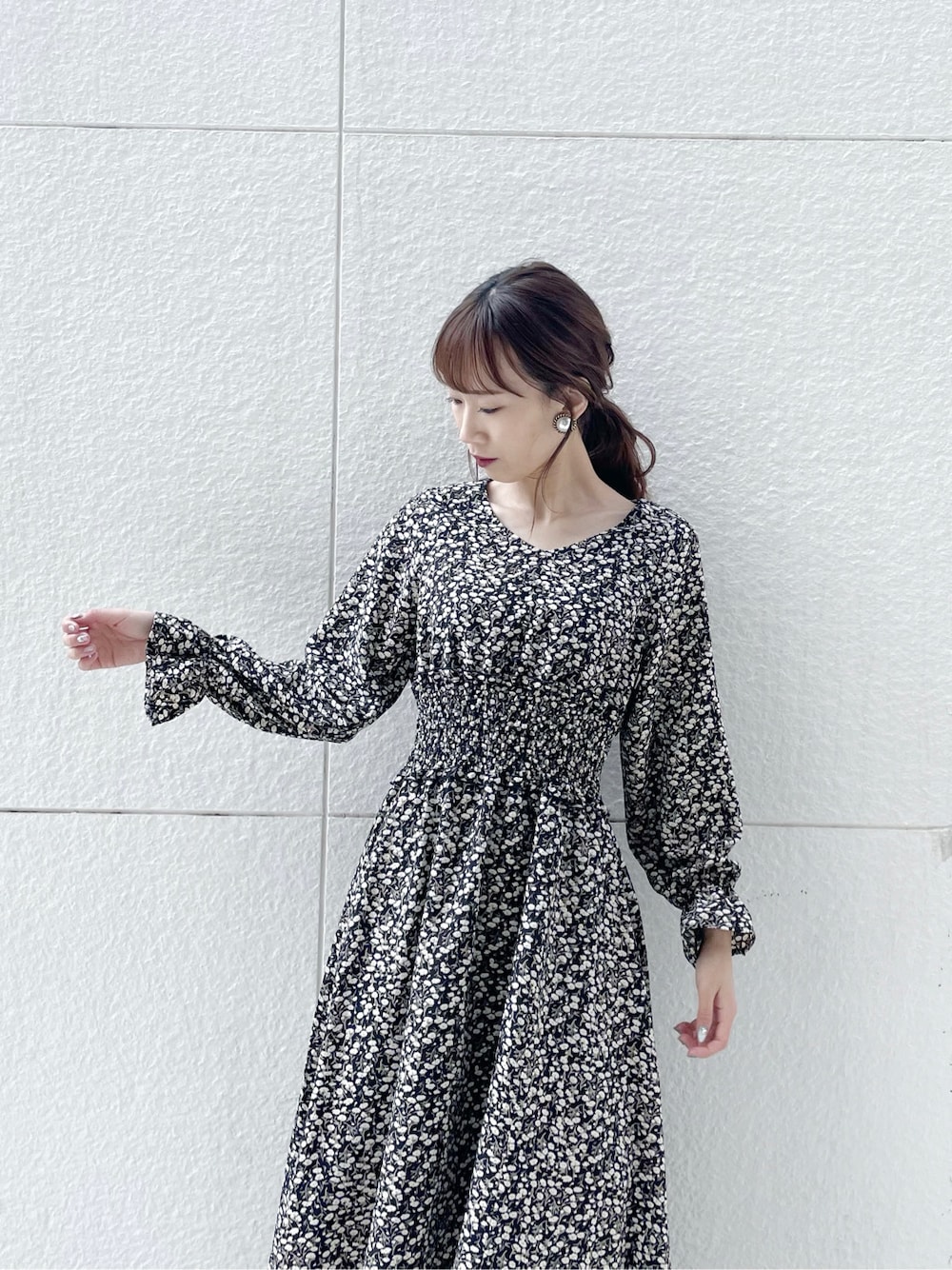 ブラック系のブルゾン、ブラック系のブーツ、ブラック系のブーツを着用したレディースの冬コーディネートの3枚目の写真