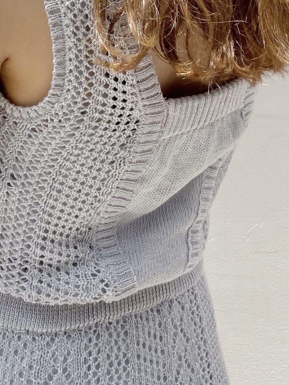 ブルー系のワンピース、その他のサンダル、その他のサンダルを着用したレディースの夏コーディネートの9枚目の写真