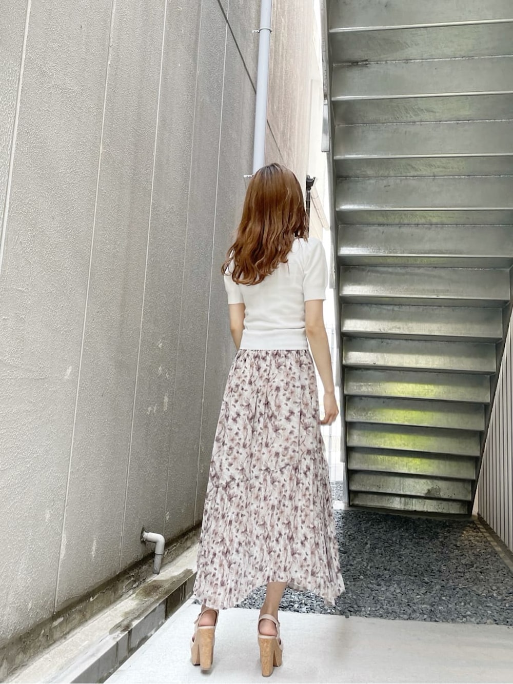 ベージュ系のサンダル、ホワイト系のニット/セーター、ホワイト系のニット/セーターを着用したレディースの夏コーディネートの4枚目の写真