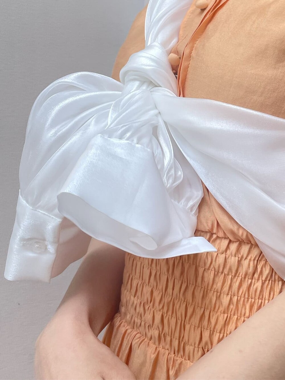 ホワイト系のシャツ/ブラウス、パープル系のサンダル、オレンジ系のワンピースを着用したレディースの春コーディネートの7枚目の写真