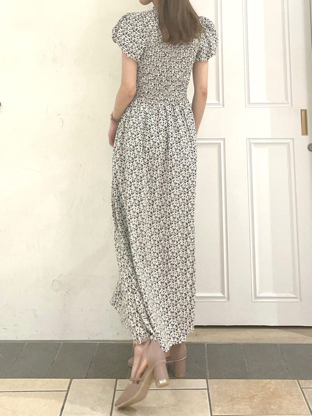 ホワイト系のワンピース、ピンク系のパンプスを着用したレディースの夏コーディネートの2枚目の写真