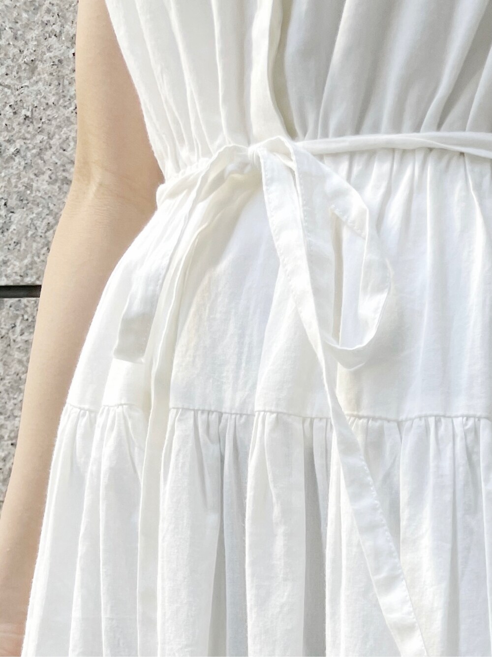 グレー系のサンダル、ホワイト系のシャツ/ブラウス、ホワイト系のワンピースを着用したレディースの春コーディネートの9枚目の写真