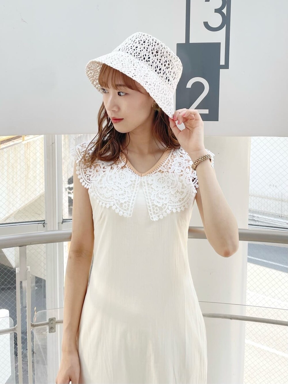 ホワイト系のワンピース、その他のサンダル、オレンジ系のニット/セーターを着用したレディースの夏コーディネートの5枚目の写真