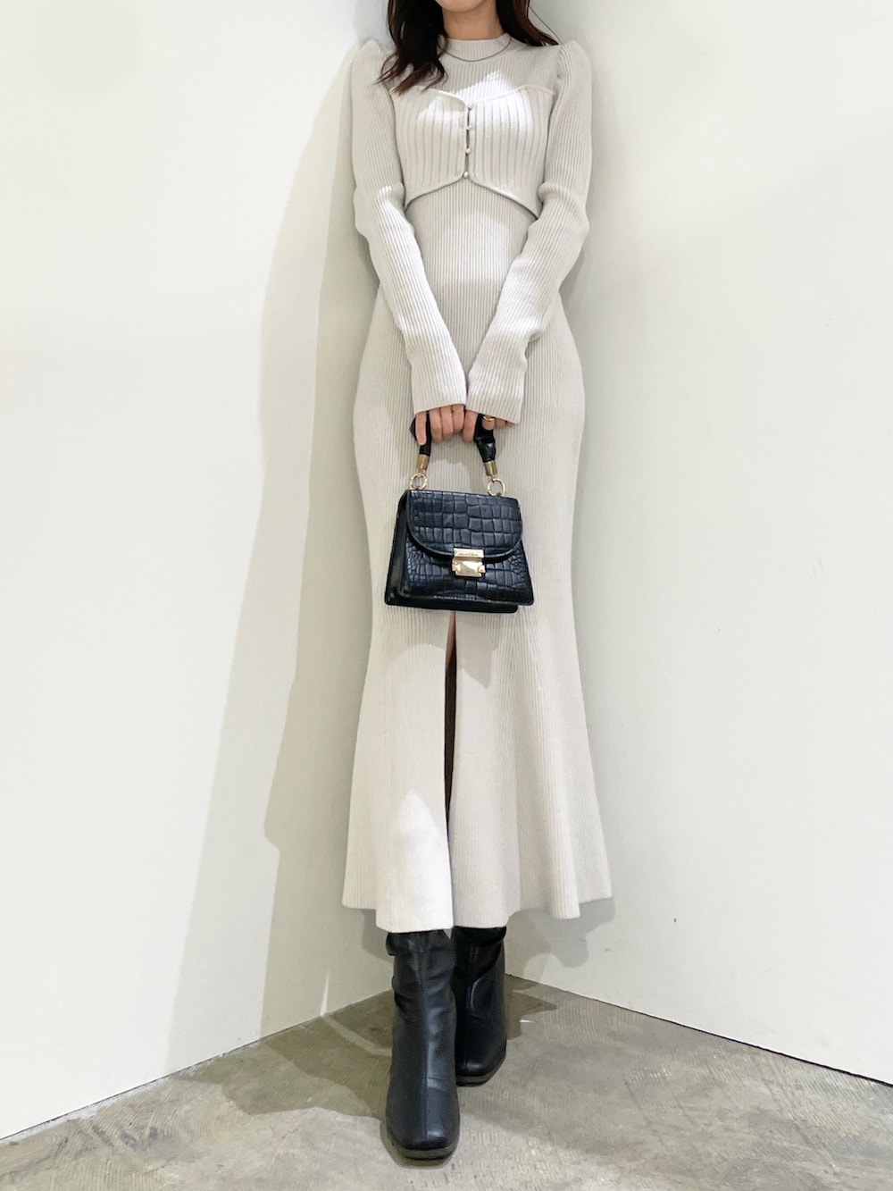 ブラック系のブーツ、グレー系のワンピースを着用したレディースの秋コーディネートの3枚目の写真