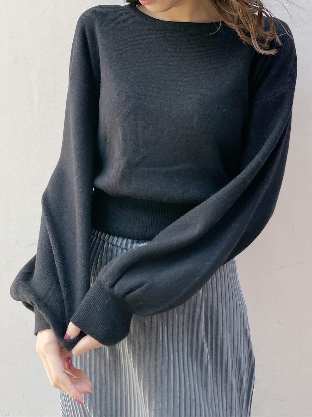 ベージュ系のブルゾン、ブラック系のブーツ、ブルー系のスカートを着用したレディースの秋コーディネートの8枚目の写真