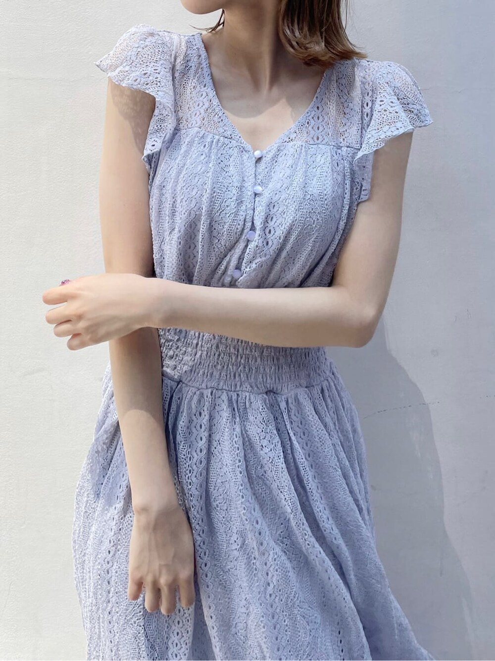 その他のサンダル、ブルー系のワンピース、その他のサンダルを着用したレディースの夏コーディネートの7枚目の写真