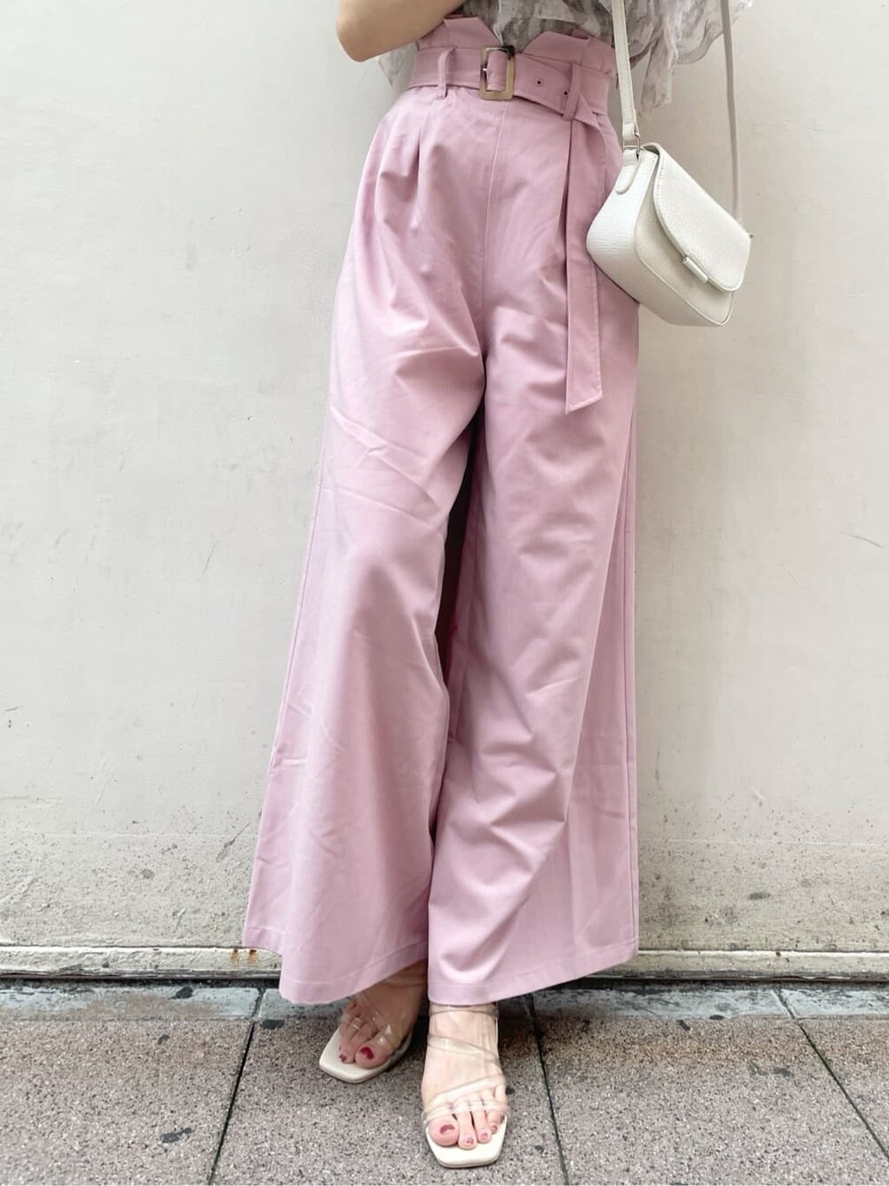 パープル系のサンダル、ホワイト系のショルダーバッグ、ベージュ系のシャツ/ブラウスを着用したレディースの夏コーディネートの8枚目の写真