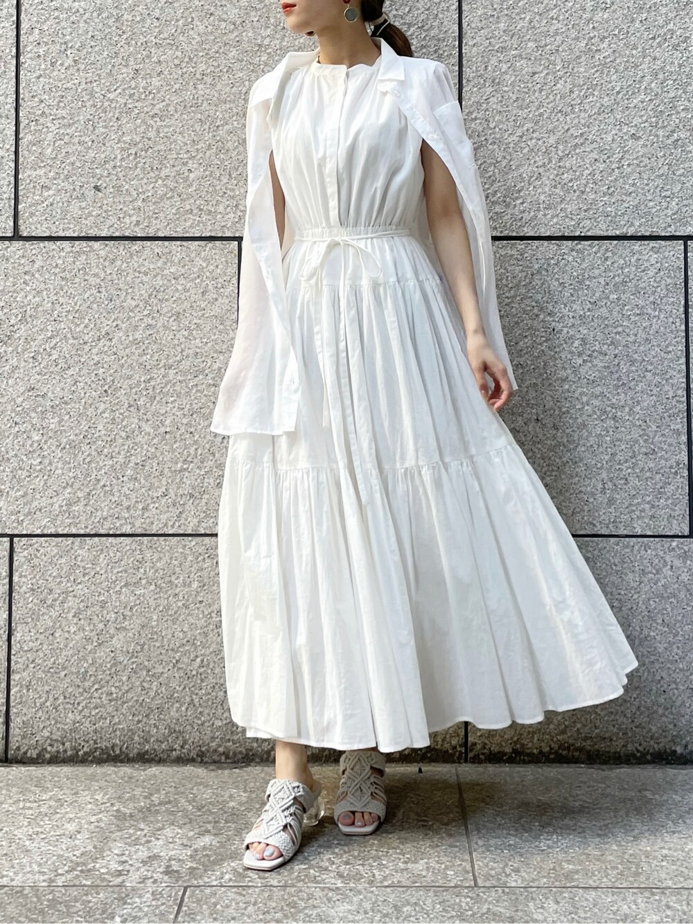 グレー系のサンダル、ホワイト系のシャツ/ブラウス、ホワイト系のワンピースを着用したレディースの春コーディネートの6枚目の写真