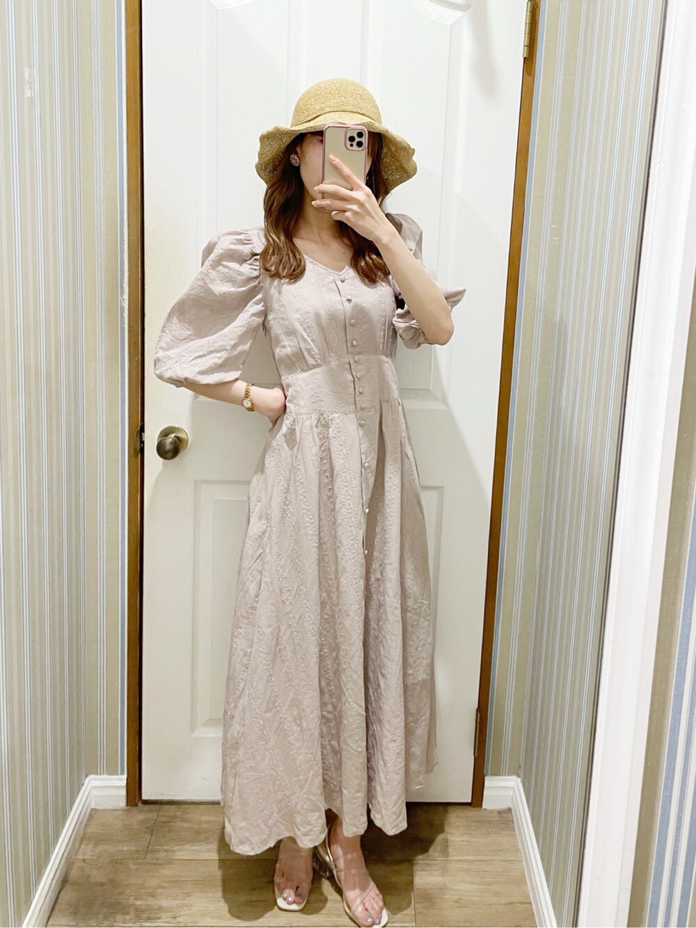 ベージュ系のワンピース、その他のサンダル、ベージュ系のハットを着用したレディースの春コーディネートの2枚目の写真