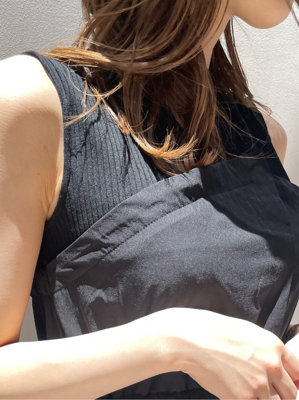 ブラック系のワンピース、ホワイト系のサンダルを着用したレディースの夏コーディネートの6枚目の写真