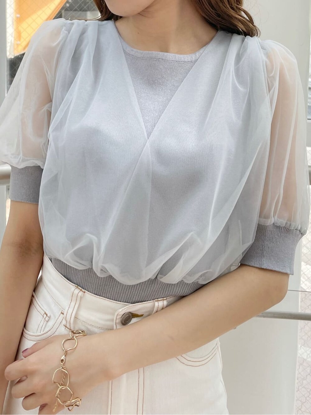 ホワイト系のデニムパンツ、その他のサンダル、ブルー系のニット/セーターを着用したレディースの夏コーディネートの5枚目の写真