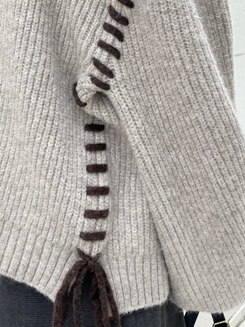 ブラック系のショルダーバッグ、グレー系のその他パンツ、ブラック系のブーツを着用したレディースの冬コーディネートの7枚目の写真