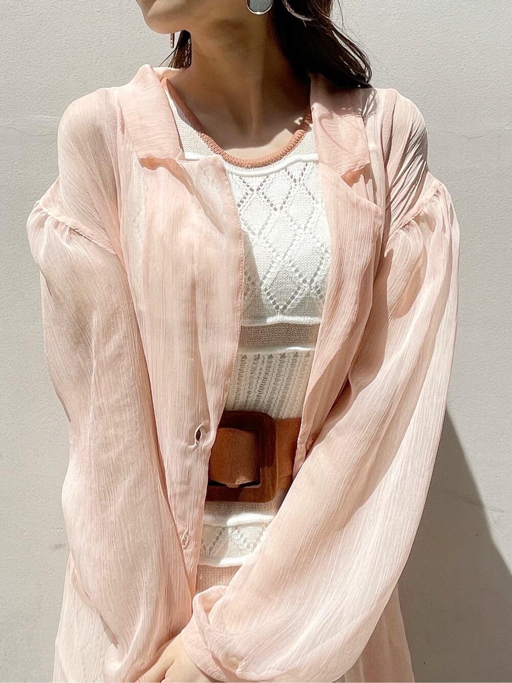 オレンジ系のシャツ/ブラウス、オレンジ系のワンピース、その他のサンダルを着用したレディースの春コーディネートの4枚目の写真