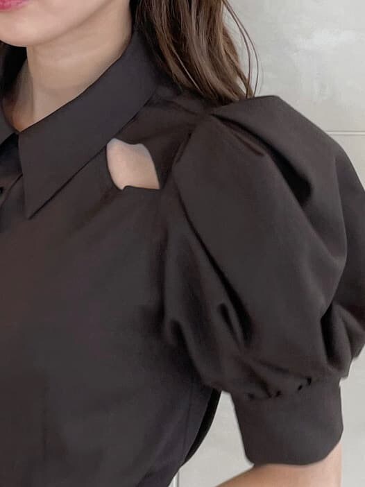 ブラウン系のシャツ/ブラウス、その他のスカート、グレー系のパンプスを着用したレディースの秋コーディネートの8枚目の写真