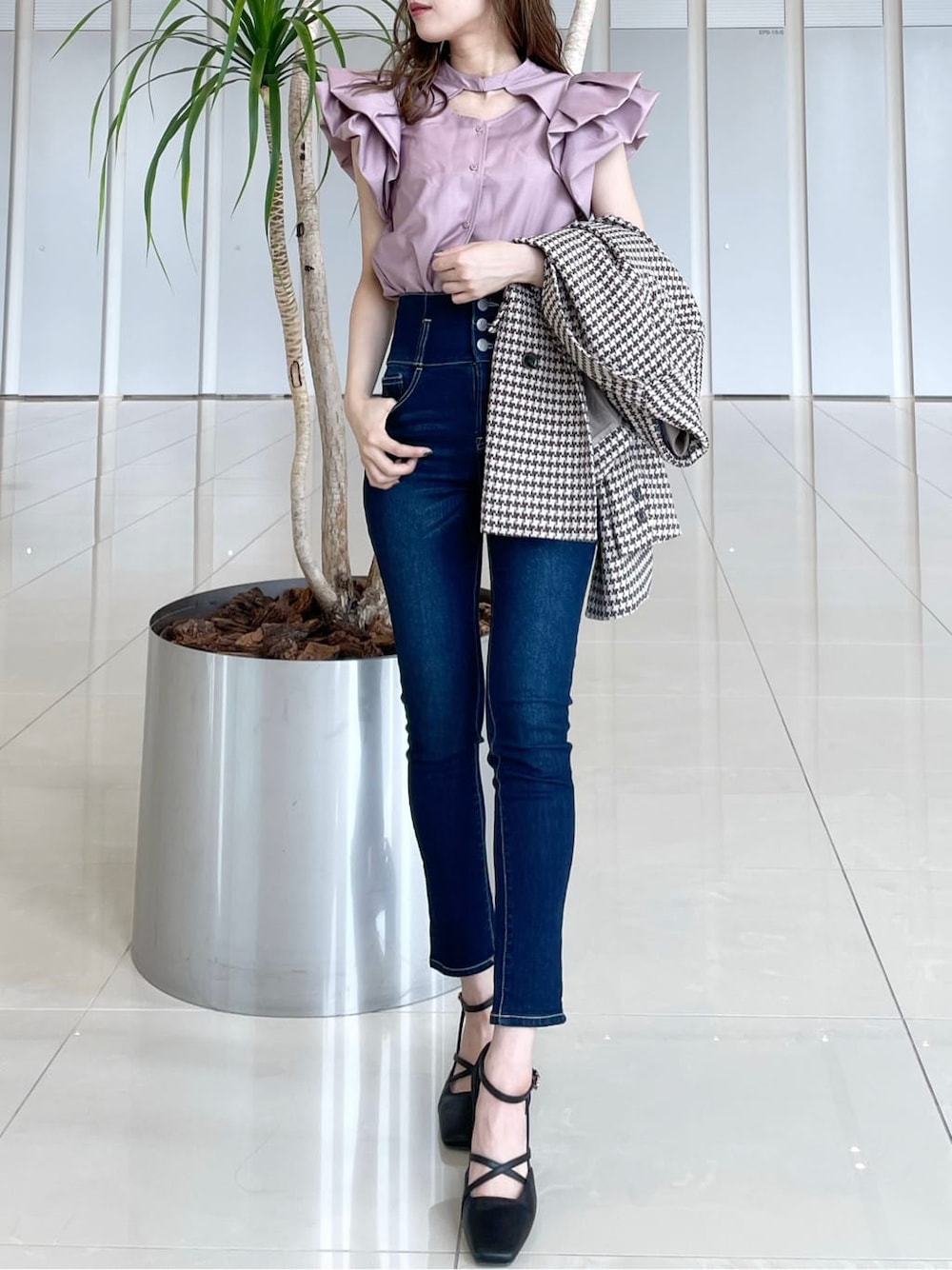 ピンク系のシャツ/ブラウス、ブラウン系のテーラードジャケット、ブラック系のパンプスを着用したレディースの秋コーディネートの2枚目の写真