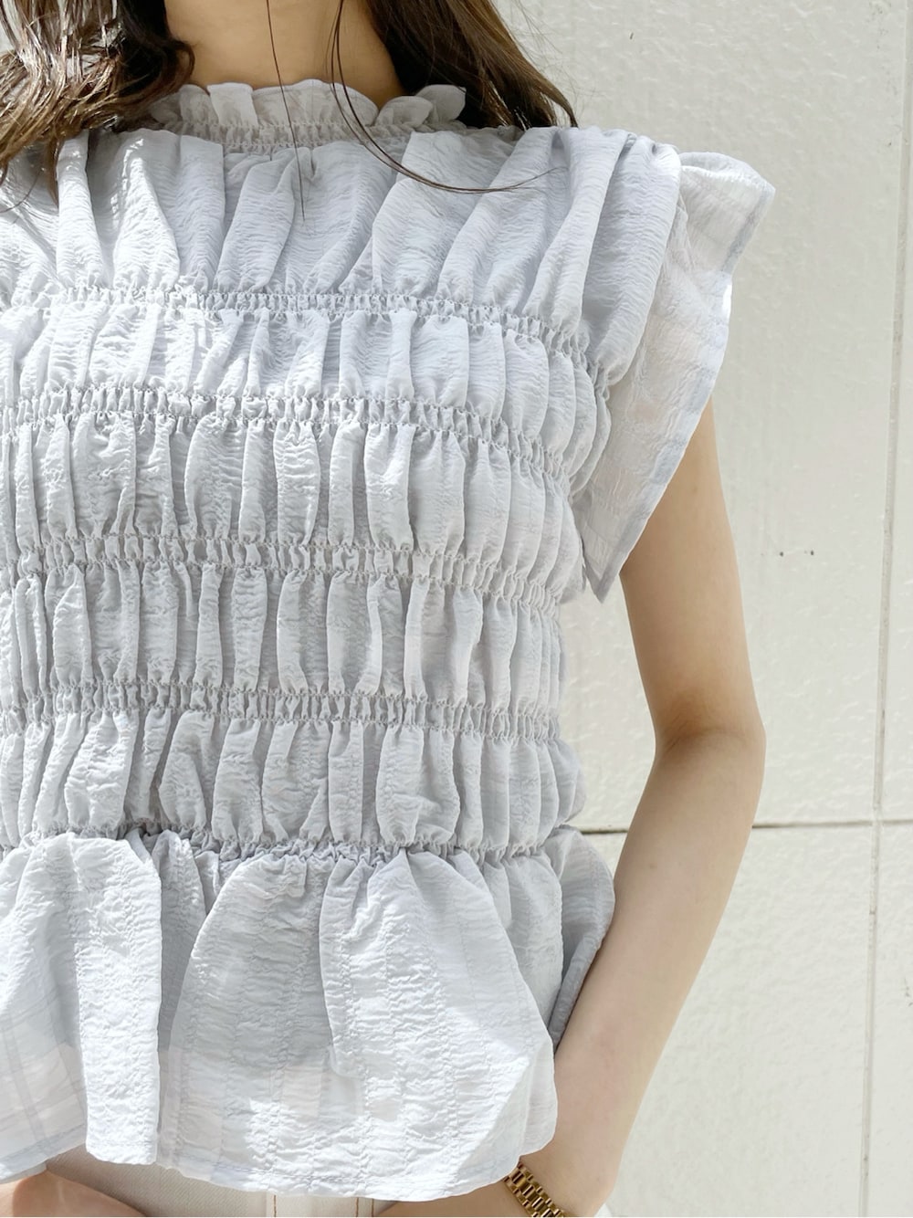 グレー系のサンダル、ブルー系のシャツ/ブラウス、ホワイト系のデニムパンツを着用したレディースの春コーディネートの7枚目の写真