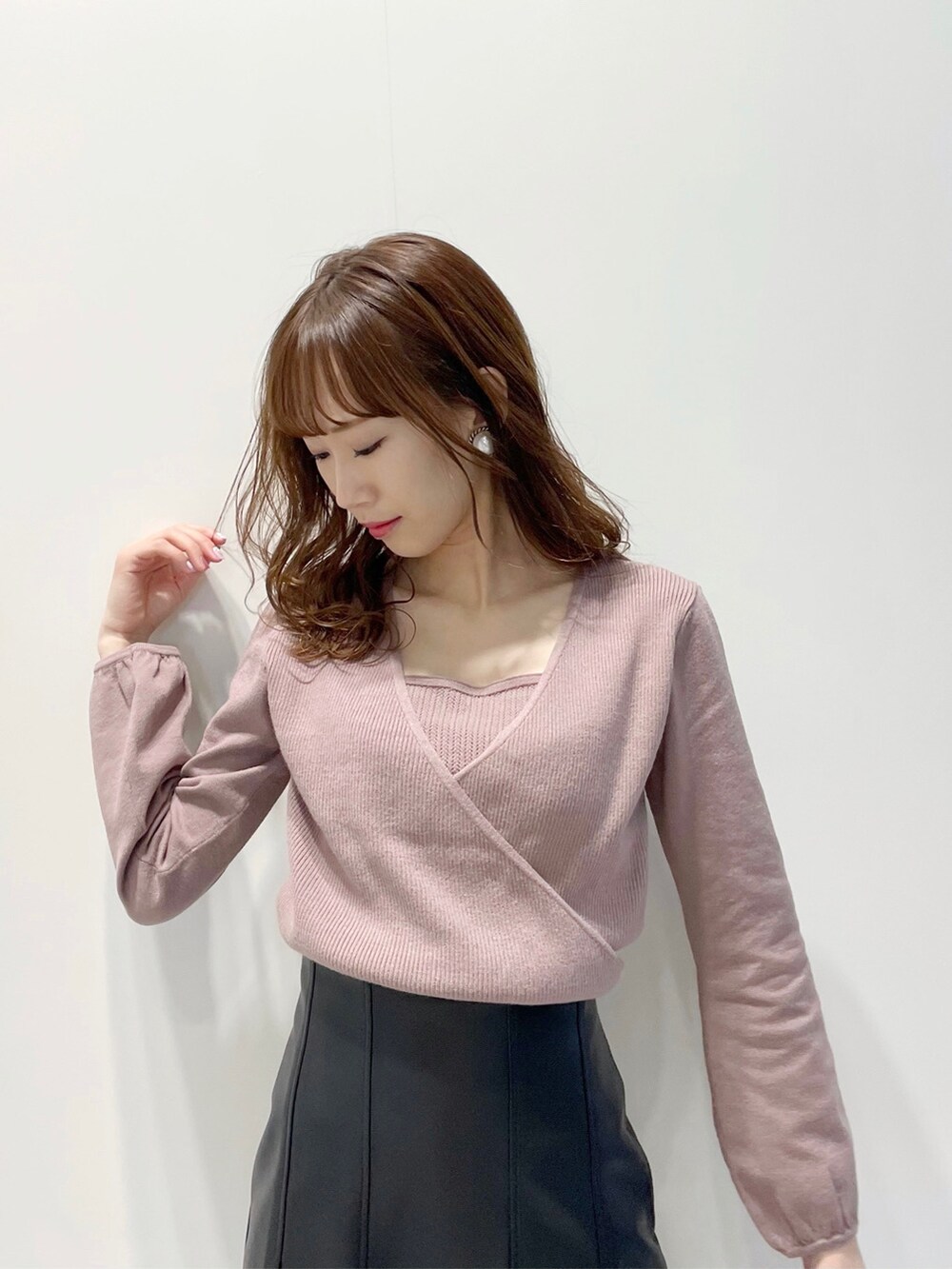 ホワイト系のブーツ、ブラック系のスカート、パープル系のニット/セーターを着用したレディースの冬コーディネートの3枚目の写真