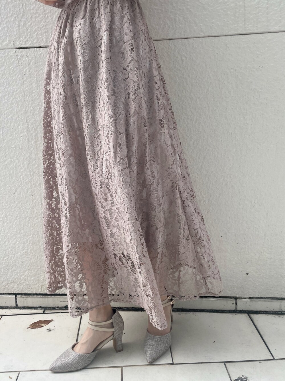 ピンク系のワンピース、グレー系のパンプスを着用したレディースの冬コーディネートの8枚目の写真