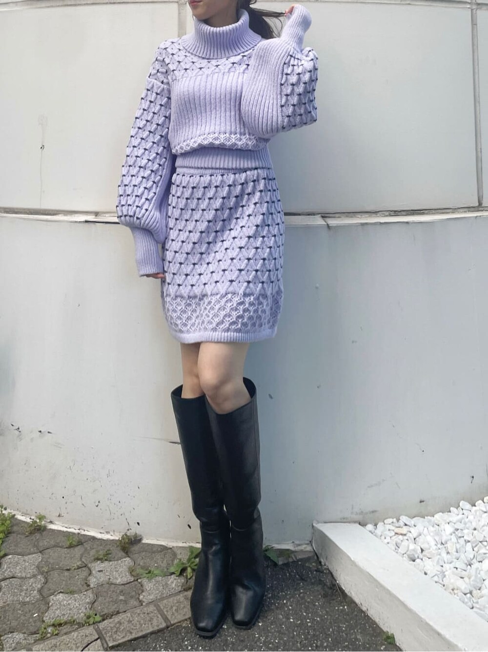 ベージュ系のブーツ、ブラック系のブーツ、ホワイト系のニット/セーターを着用したレディースの秋コーディネートの5枚目の写真