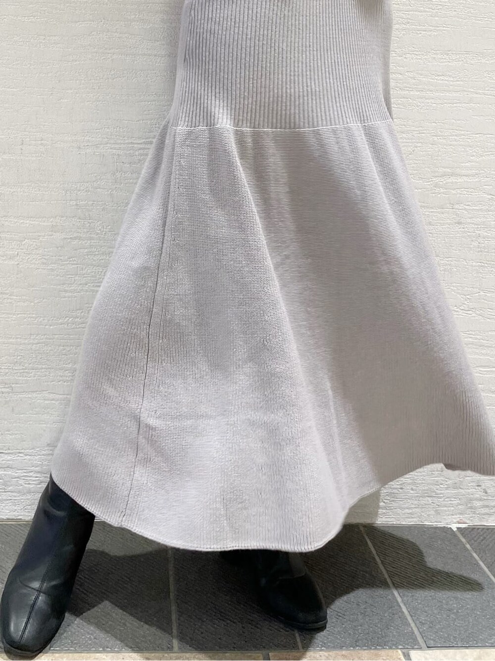 ブラック系のブーツ、グレー系のワンピースを着用したレディースの冬コーディネートの8枚目の写真