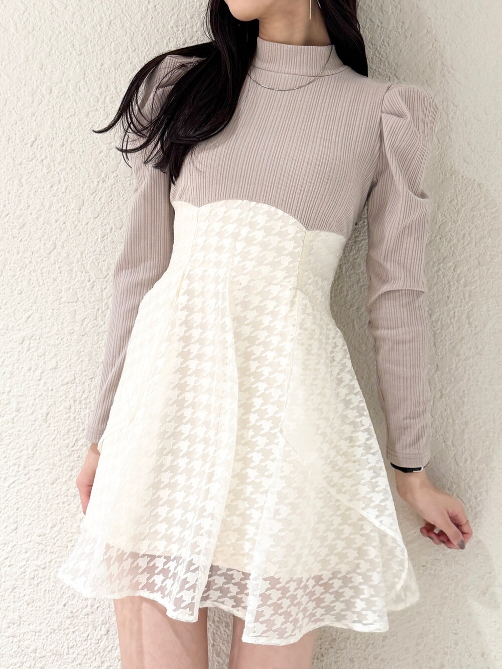 ベージュ系のワンピース、ブラック系のブーツを着用したレディースの春コーディネートの4枚目の写真