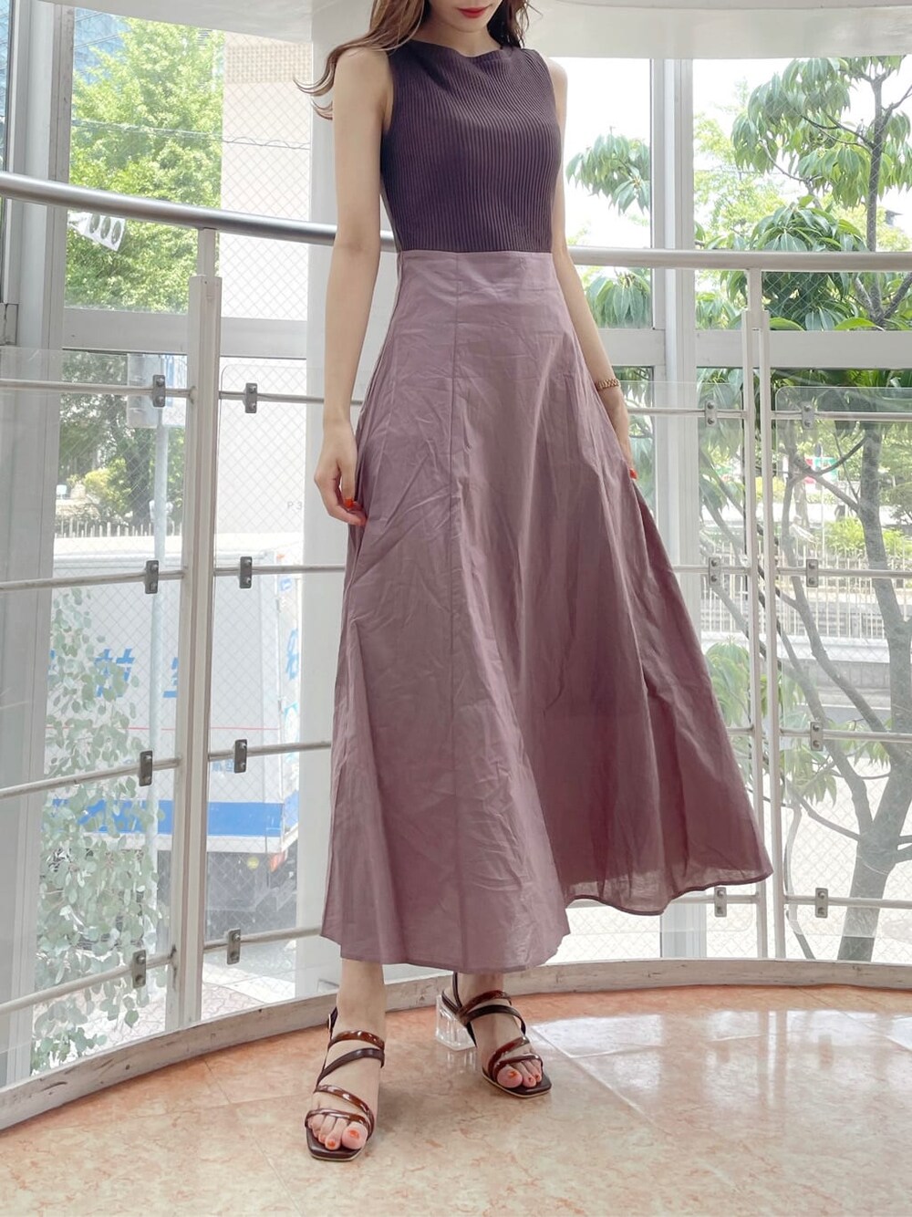 ブラウン系のサンダル、ブラウン系のワンピース、ブラウン系のサンダルを着用したレディースの夏コーディネートの3枚目の写真