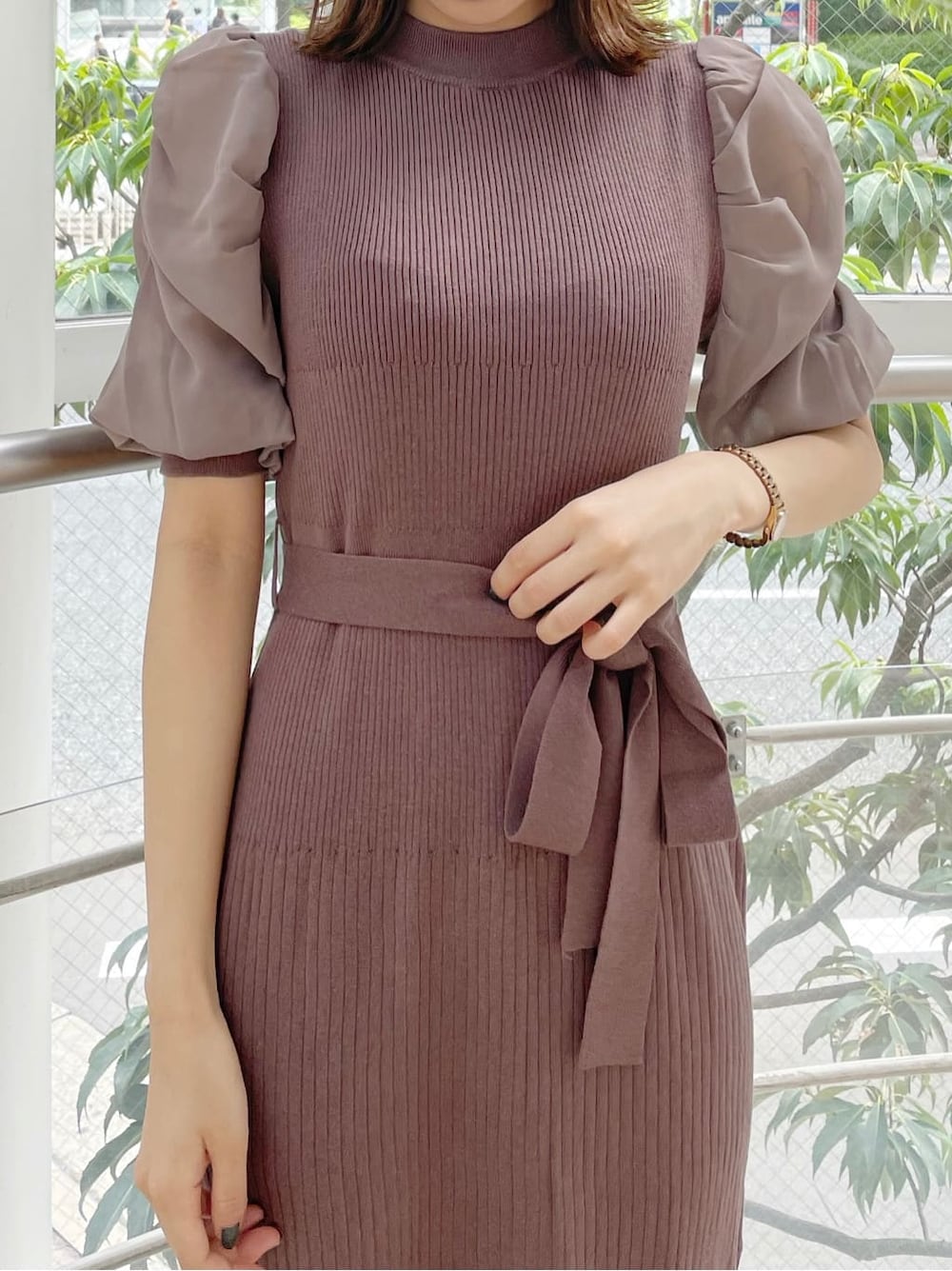 ブラウン系のワンピース、ブラック系のブーツを着用したレディースの秋コーディネートの5枚目の写真