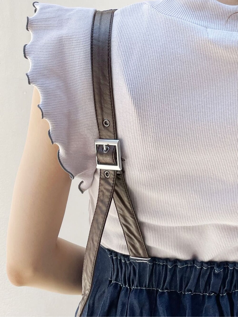 ブラック系のサンダル、ブルー系のジャンパースカート、グレー系のTシャツ/カットソーを着用したレディースの夏コーディネートの9枚目の写真