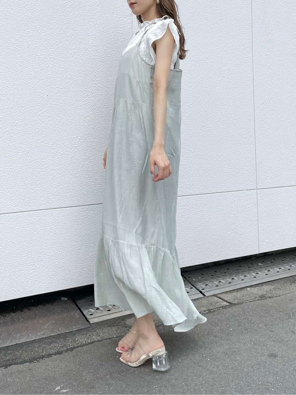 ホワイト系のシャツ/ブラウス、グリーン系のワンピース、その他のサンダルを着用したレディースの夏コーディネートの2枚目の写真