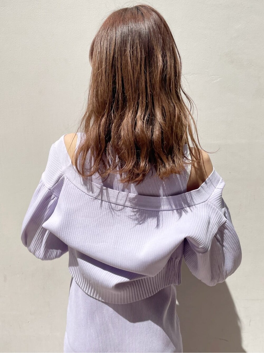 パープル系のワンピース、ブラック系のパンプス、ブラック系のハンドバッグを着用したレディースの春コーディネートの6枚目の写真