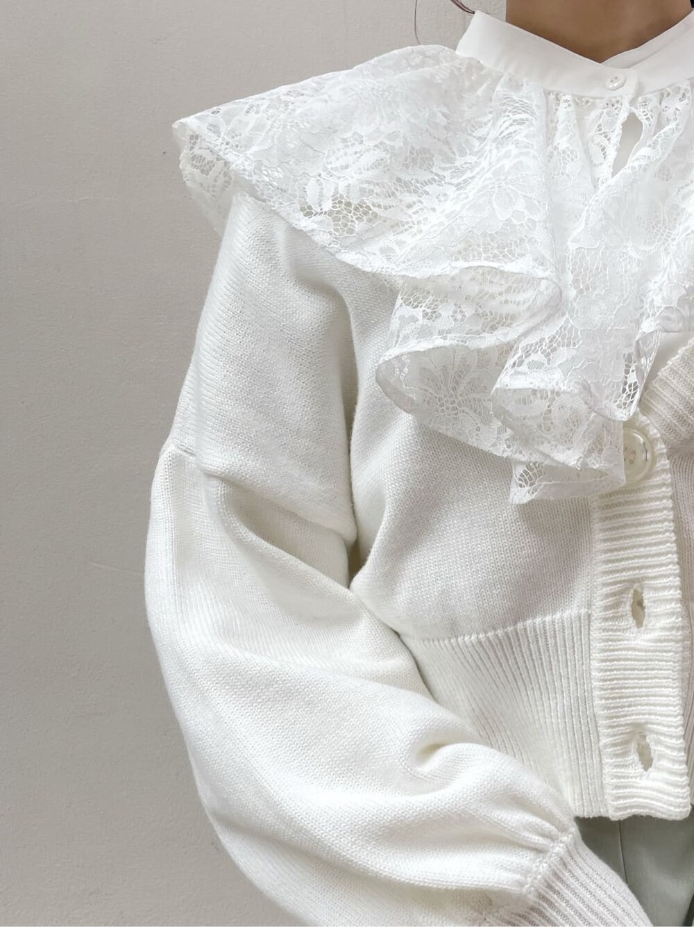 グリーン系のその他パンツ、ホワイト系のシャツ/ブラウス、ホワイト系のカーディガン/ボレロを着用したレディースの冬コーディネートの6枚目の写真