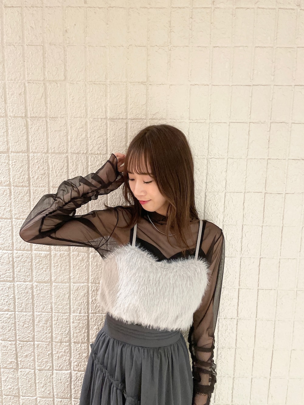 グレー系のスカート、ブラック系のブーツ、グレー系のTシャツ/カットソーを着用したレディースの夏コーディネートの5枚目の写真