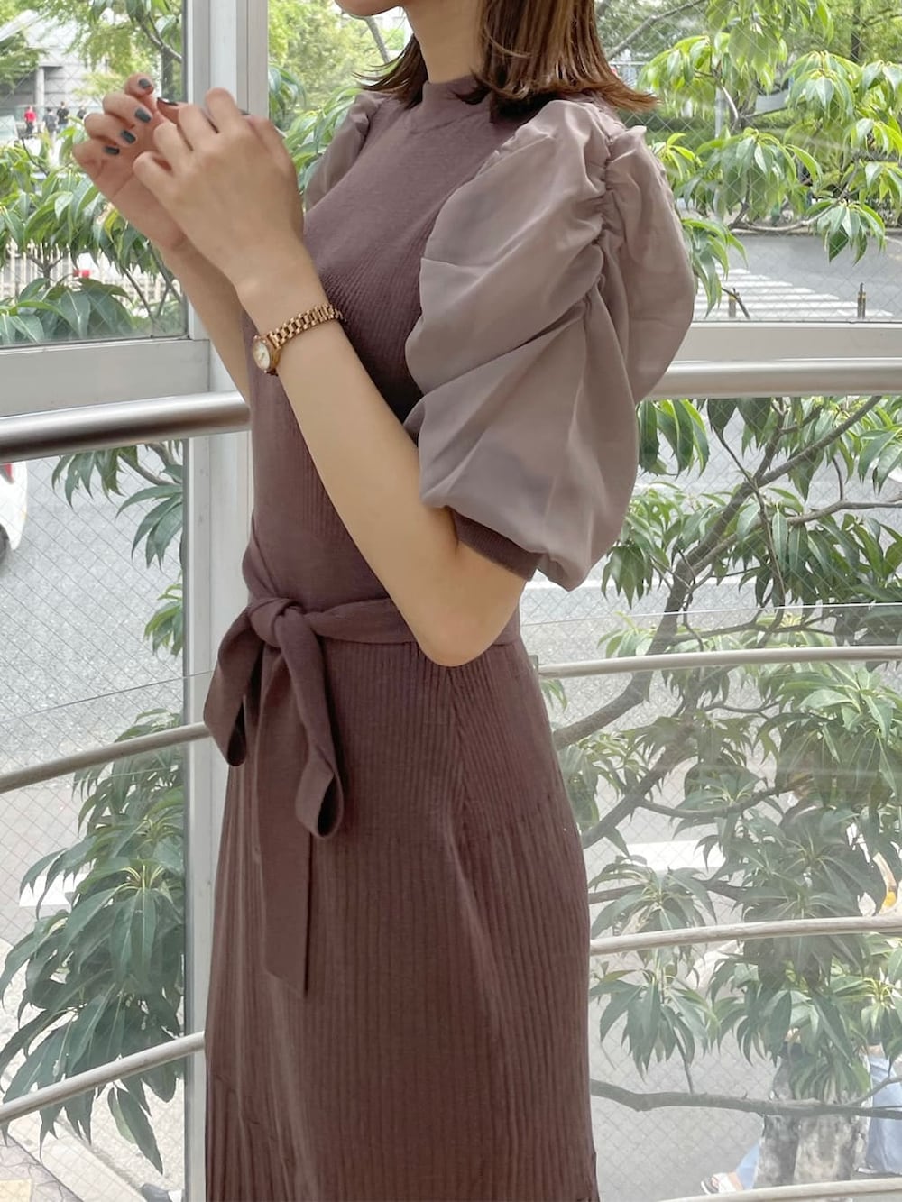 ブラウン系のワンピース、ブラック系のブーツを着用したレディースの秋コーディネートの6枚目の写真