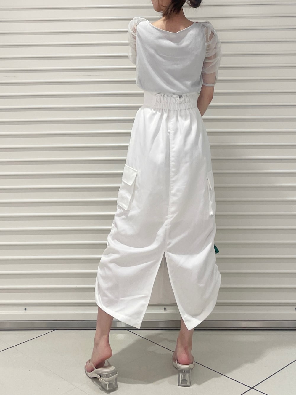 グレー系のシャツ/ブラウス、ホワイト系のサンダル、ホワイト系のスカートを着用したレディースの夏コーディネートの4枚目の写真