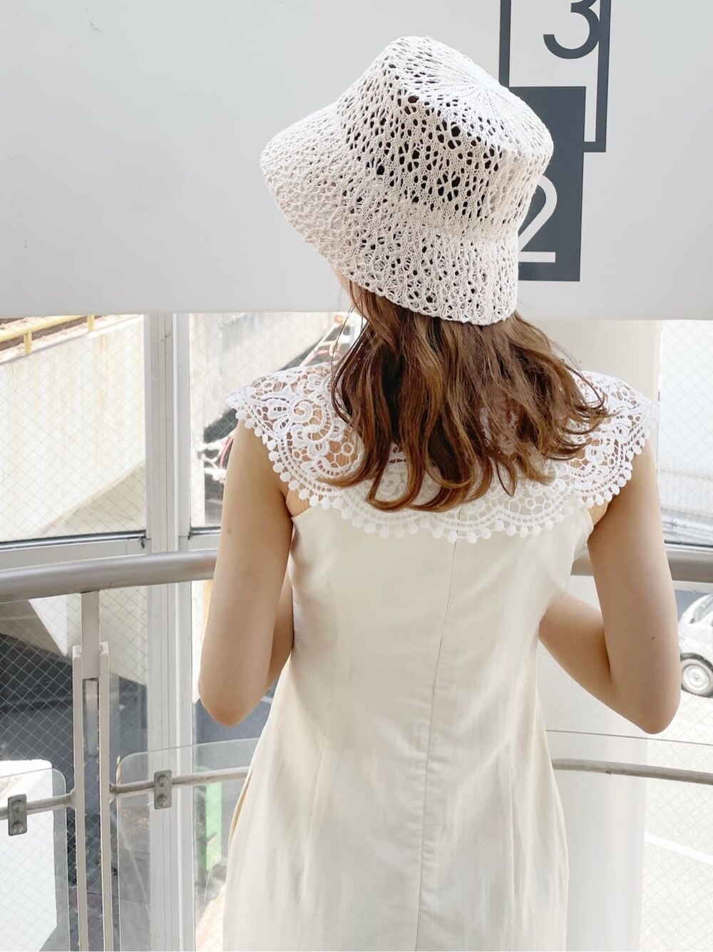 ホワイト系のワンピース、その他のサンダル、オレンジ系のニット/セーターを着用したレディースの夏コーディネートの6枚目の写真