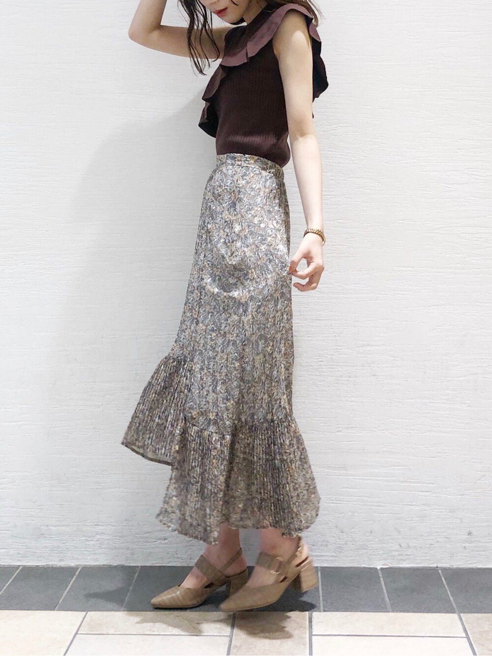 ベージュ系のパンプス、ブラウン系のニット/セーター、ブルー系のスカートを着用したレディースの夏コーディネートの2枚目の写真