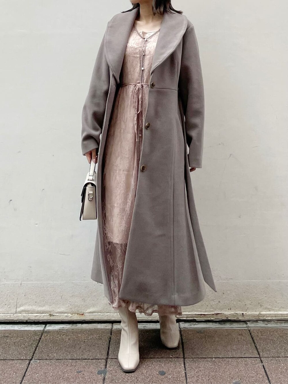 ブラウン系のワンピース、ベージュ系のその他アウター、ベージュ系のブーツを着用したレディースの夏コーディネートの4枚目の写真