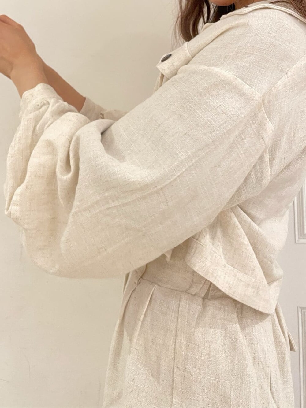 ベージュ系のシャツ/ブラウス、ベージュ系のその他パンツ、ベージュ系のニット/セーターを着用したレディースの春コーディネートの7枚目の写真