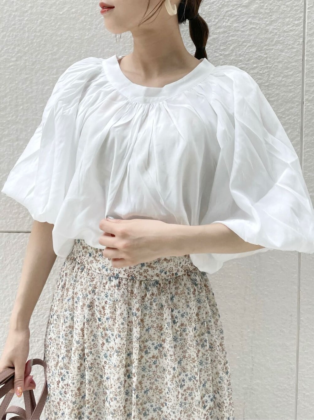 ブラウン系のハンドバッグ、ブラウン系のサンダル、ホワイト系のシャツ/ブラウスを着用したレディースの夏コーディネートの5枚目の写真