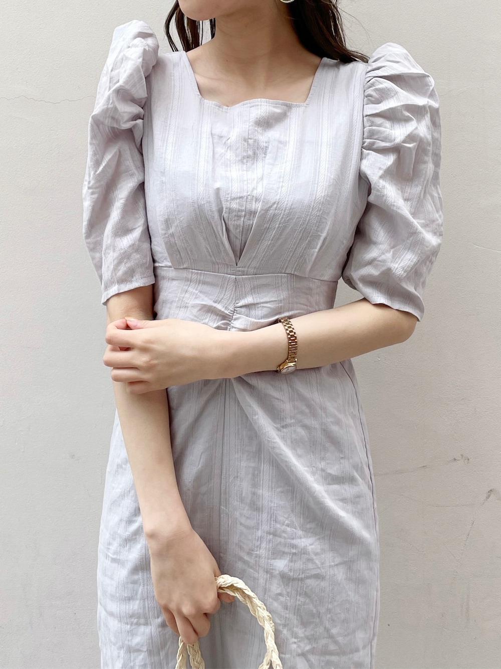 ブルー系のワンピース、その他のサンダルを着用したレディースの春コーディネートの5枚目の写真