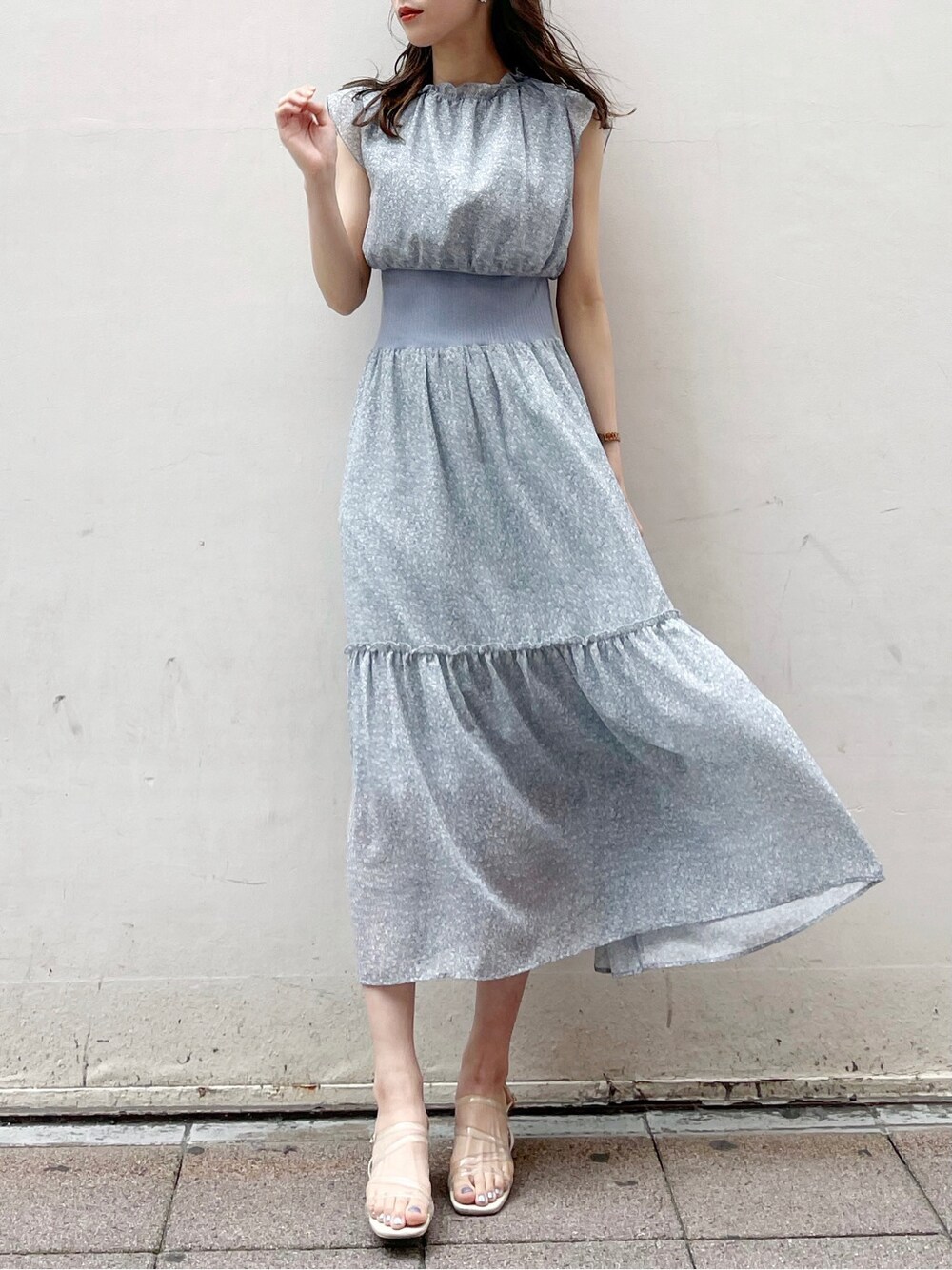 ホワイト系のワンピース、ブルー系のワンピース、その他のサンダルを着用したレディースの春コーディネートの2枚目の写真