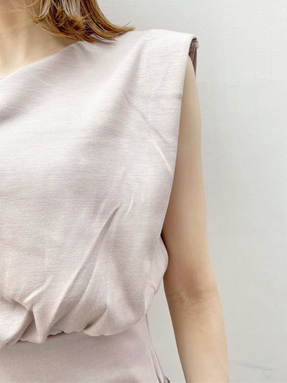 ベージュ系のスカート、ブラウン系のTシャツ/カットソーを着用したレディースの夏コーディネートの7枚目の写真