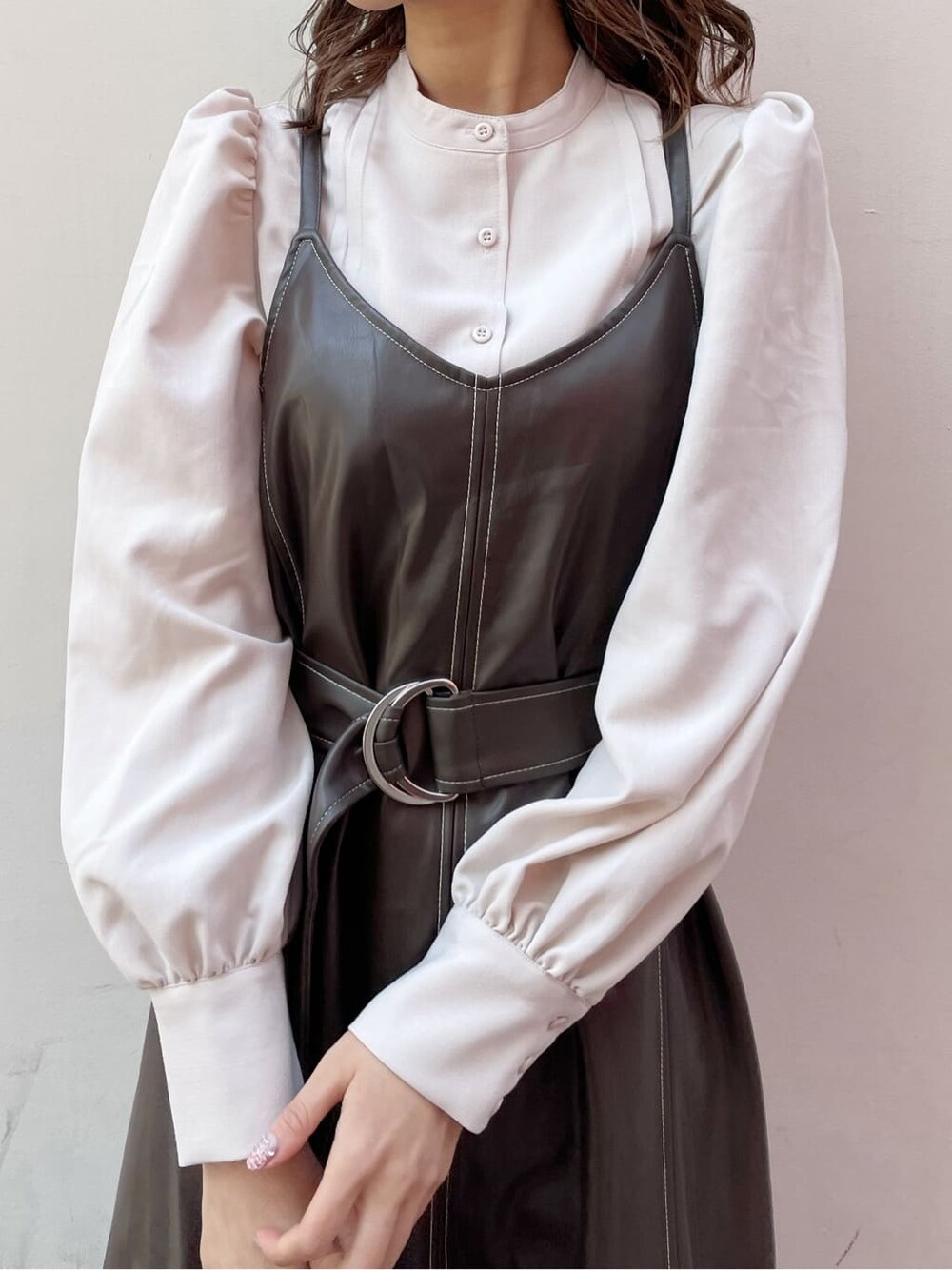 ブラウン系のワンピース、ブラウン系のブーツ、ベージュ系のシャツ/ブラウスを着用したレディースの冬コーディネートの5枚目の写真