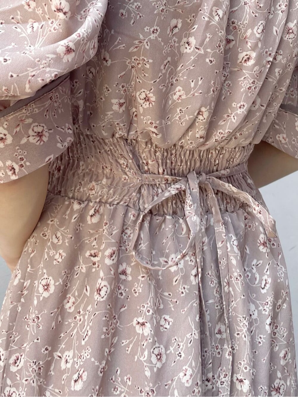 ピンク系のワンピース、ベージュ系のブーツを着用したレディースの夏コーディネートの9枚目の写真