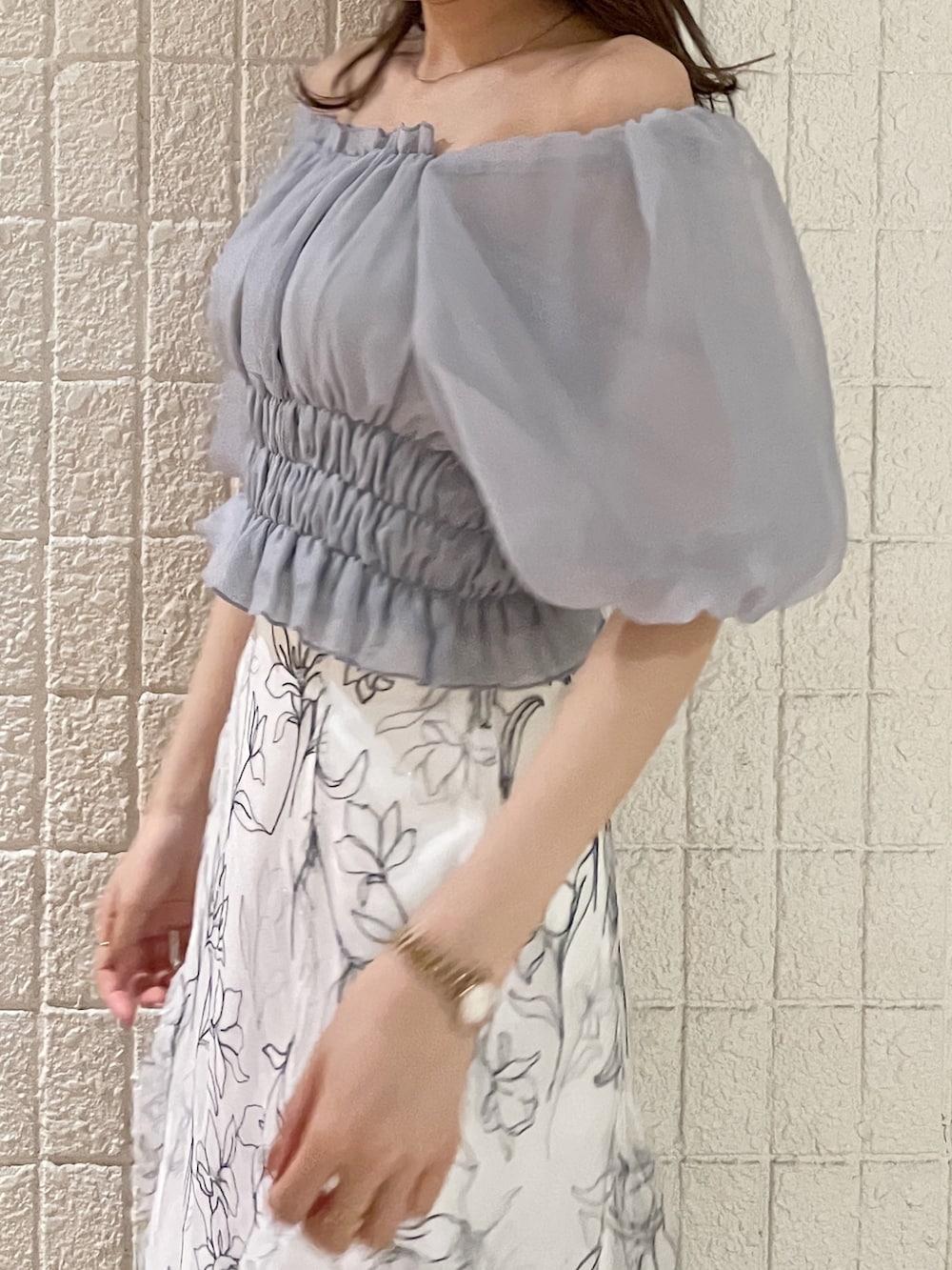 ホワイト系のサンダル、グレー系のシャツ/ブラウス、ホワイト系のスカートを着用したレディースの夏コーディネートの6枚目の写真