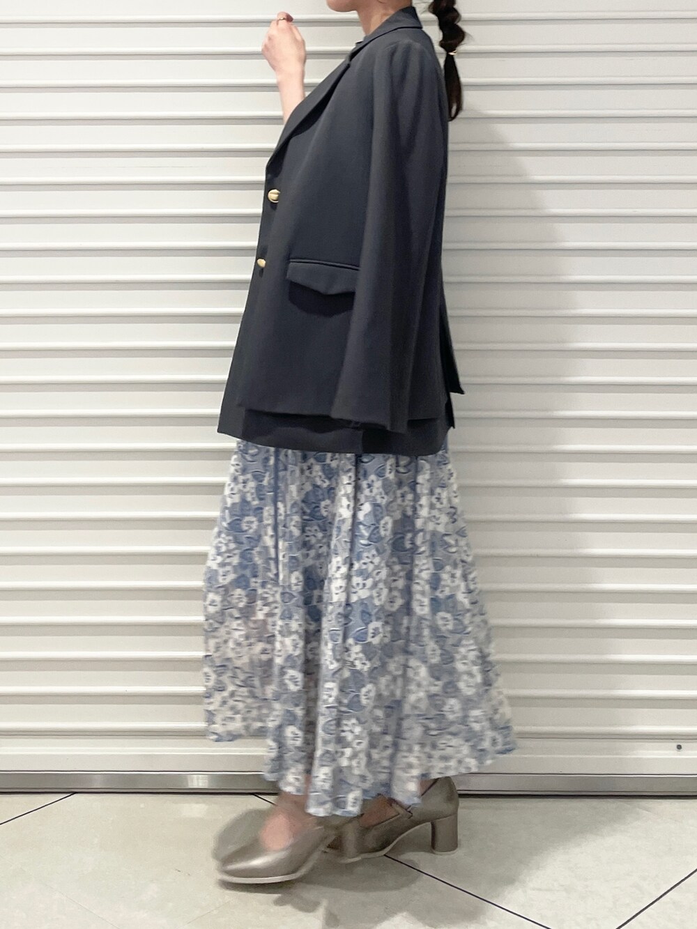 ブルー系のワンピース、シルバー系のパンプス、グレー系のテーラードジャケットを着用したレディースの冬コーディネートの3枚目の写真